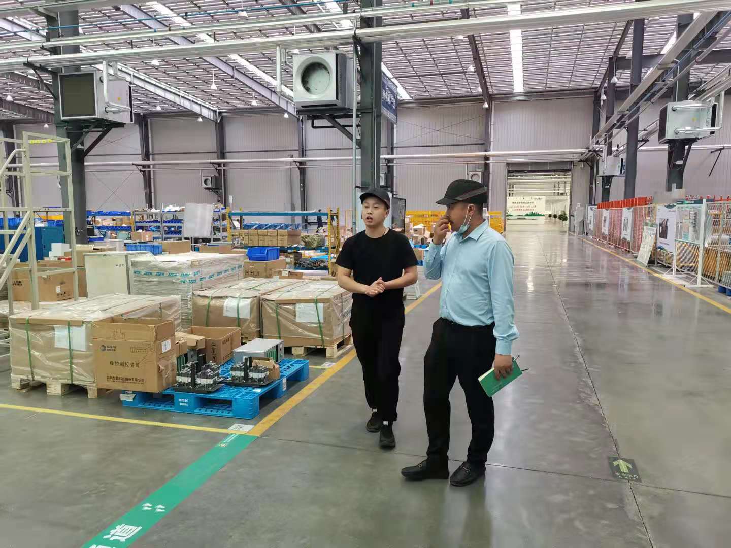 电力设备组装现场考察