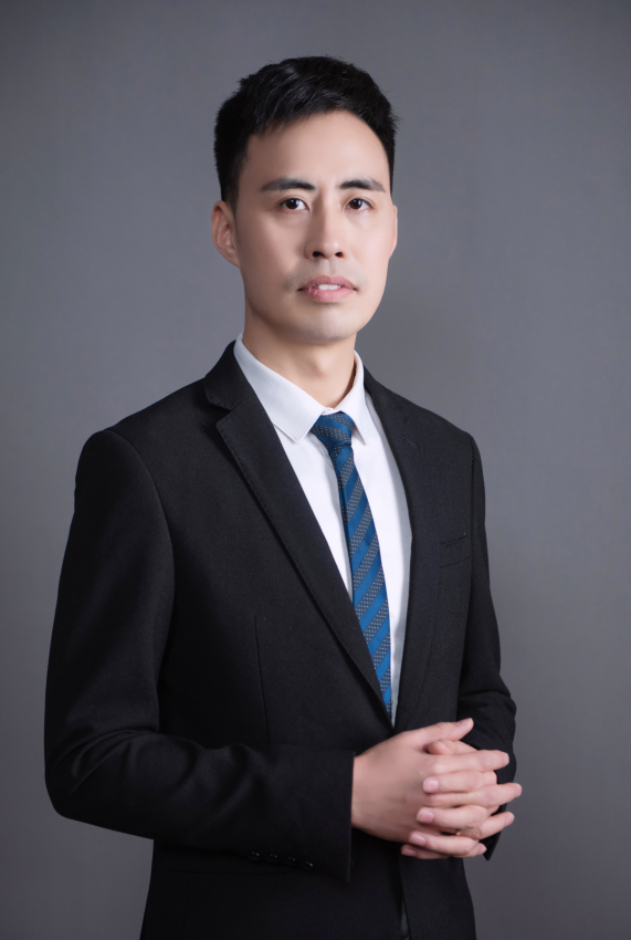 李通，常务副总，毕业于中国人民大学并获得硕士研究生学位，主要对财务审计、法律咨询、税务筹划、项目绩效评价、编制可行性报告、编制项目建议书、评估等